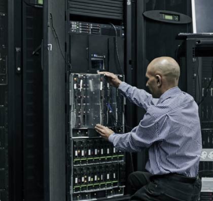 Image of a IT network engineer working on a server. | 4BIS Cybersecurity and IT Services